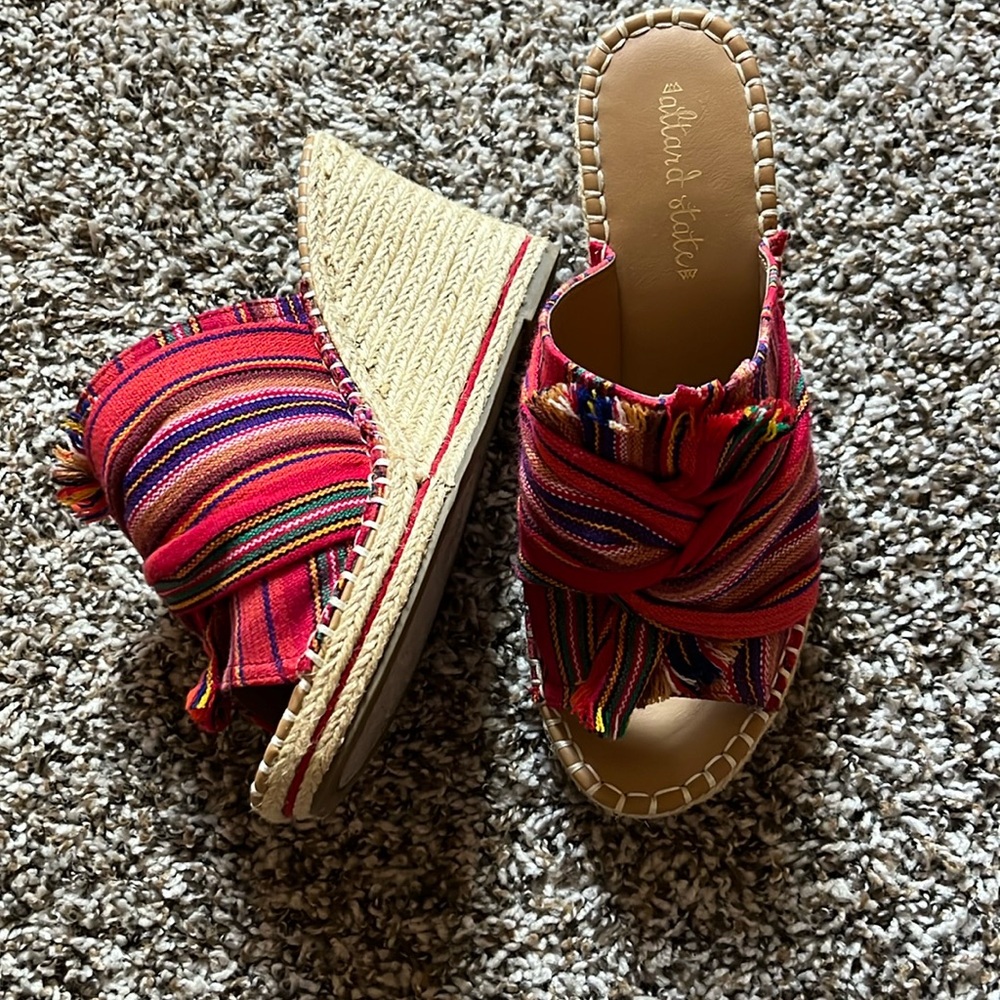 Red multi-color wedges